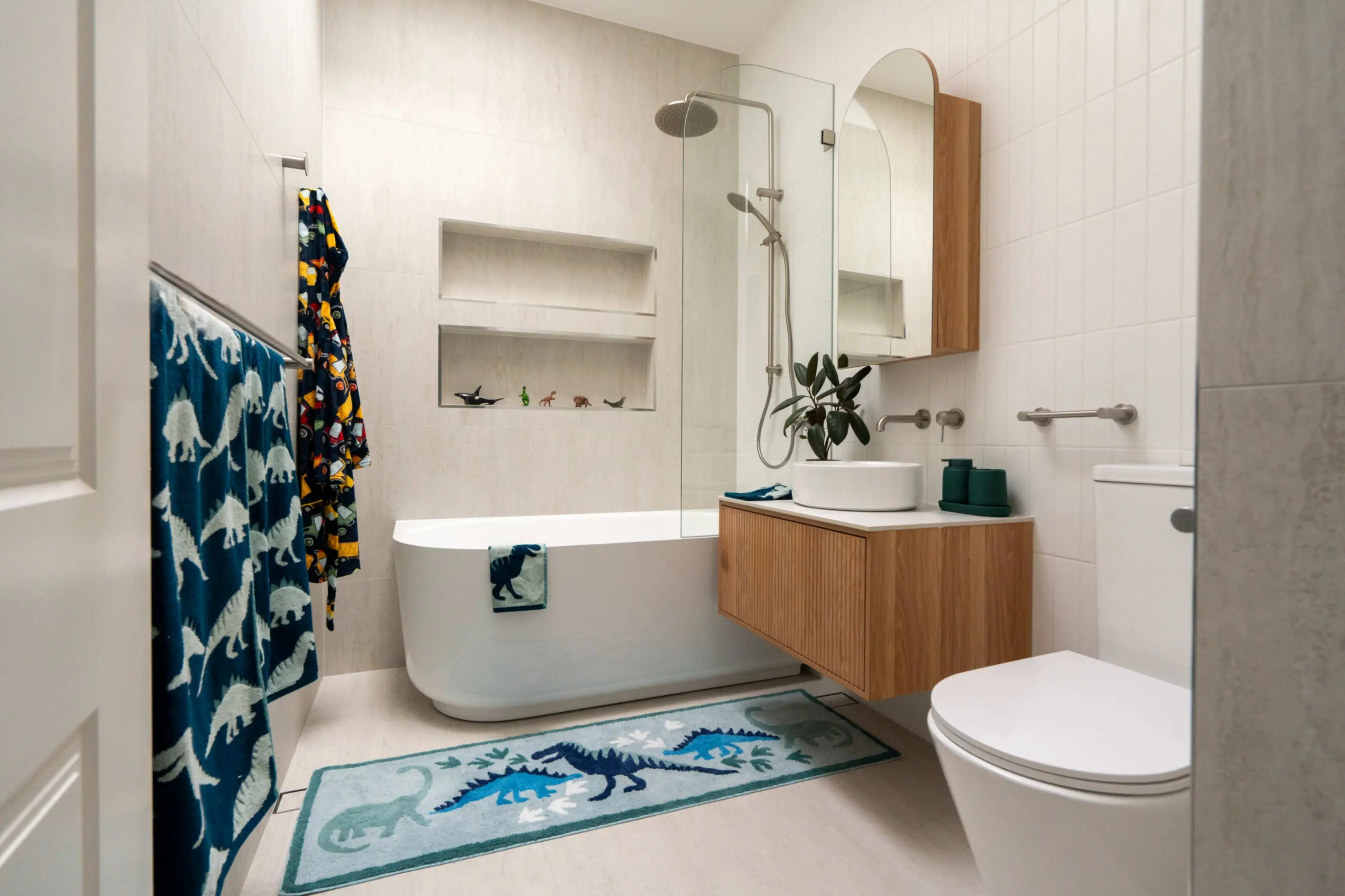 How to create a master bathroom bathtub design that feels like a retreat