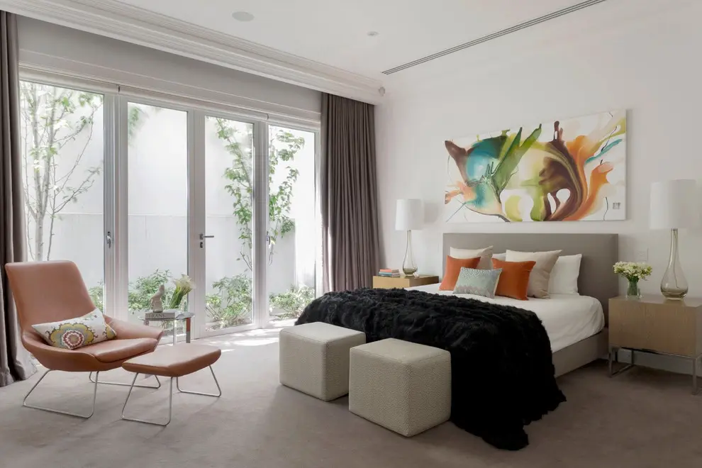 How to use mirrors, décor and accessories in a sleep-supportive bedroom