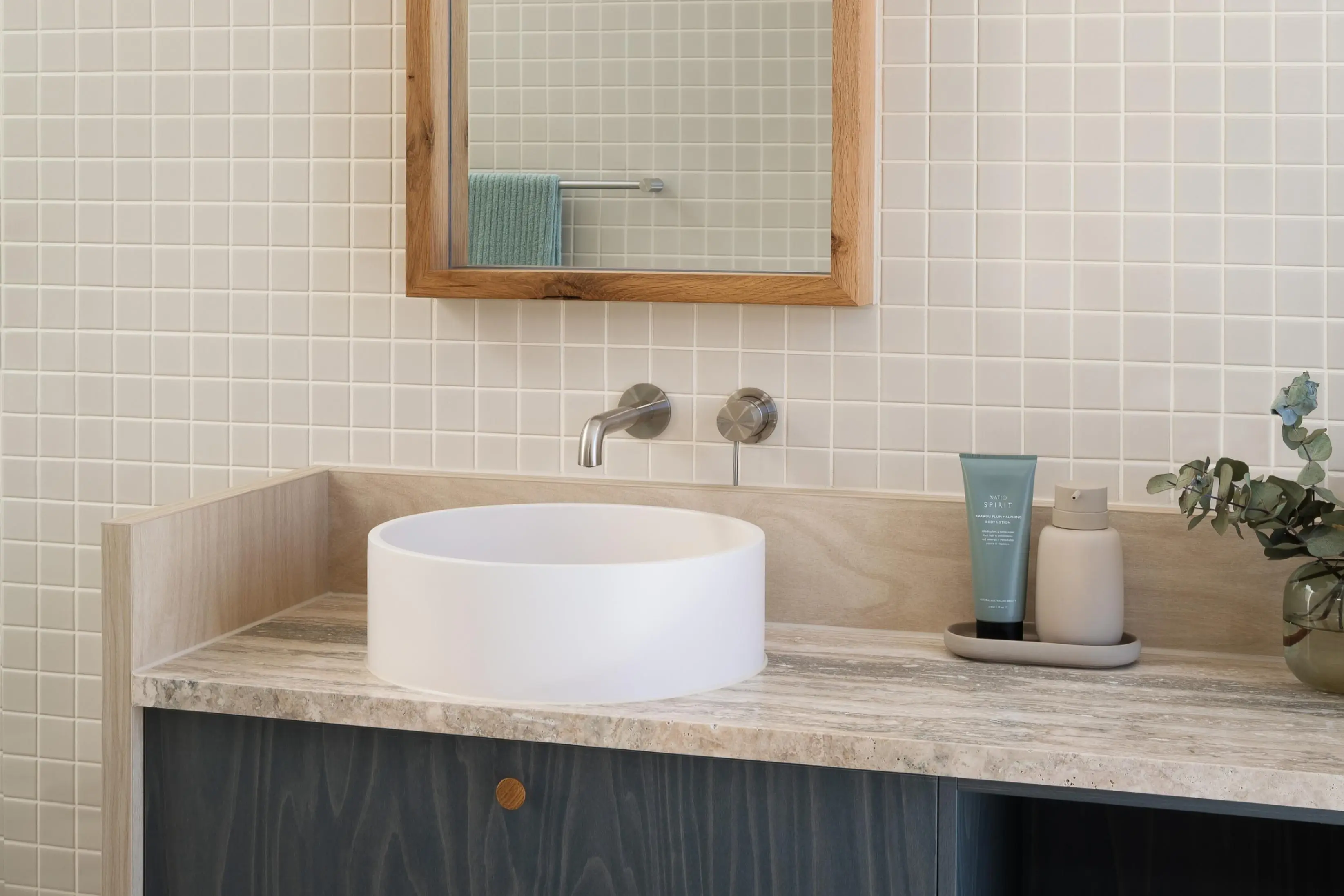 Quartzite countertops for bathroom: vanities, splashbacks, and wet zones