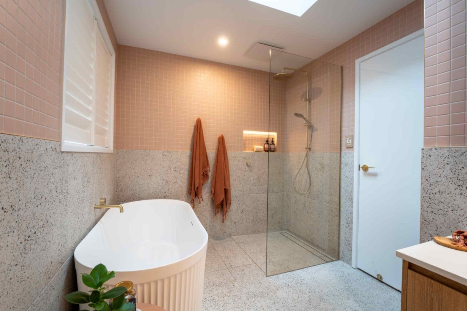 Smart Shower, Tub & Toilet Upgrades: Bathroom Decorating Ideas for Small Australian Spaces