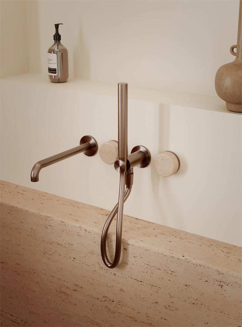 24 E009 BZ lifestyle image 2