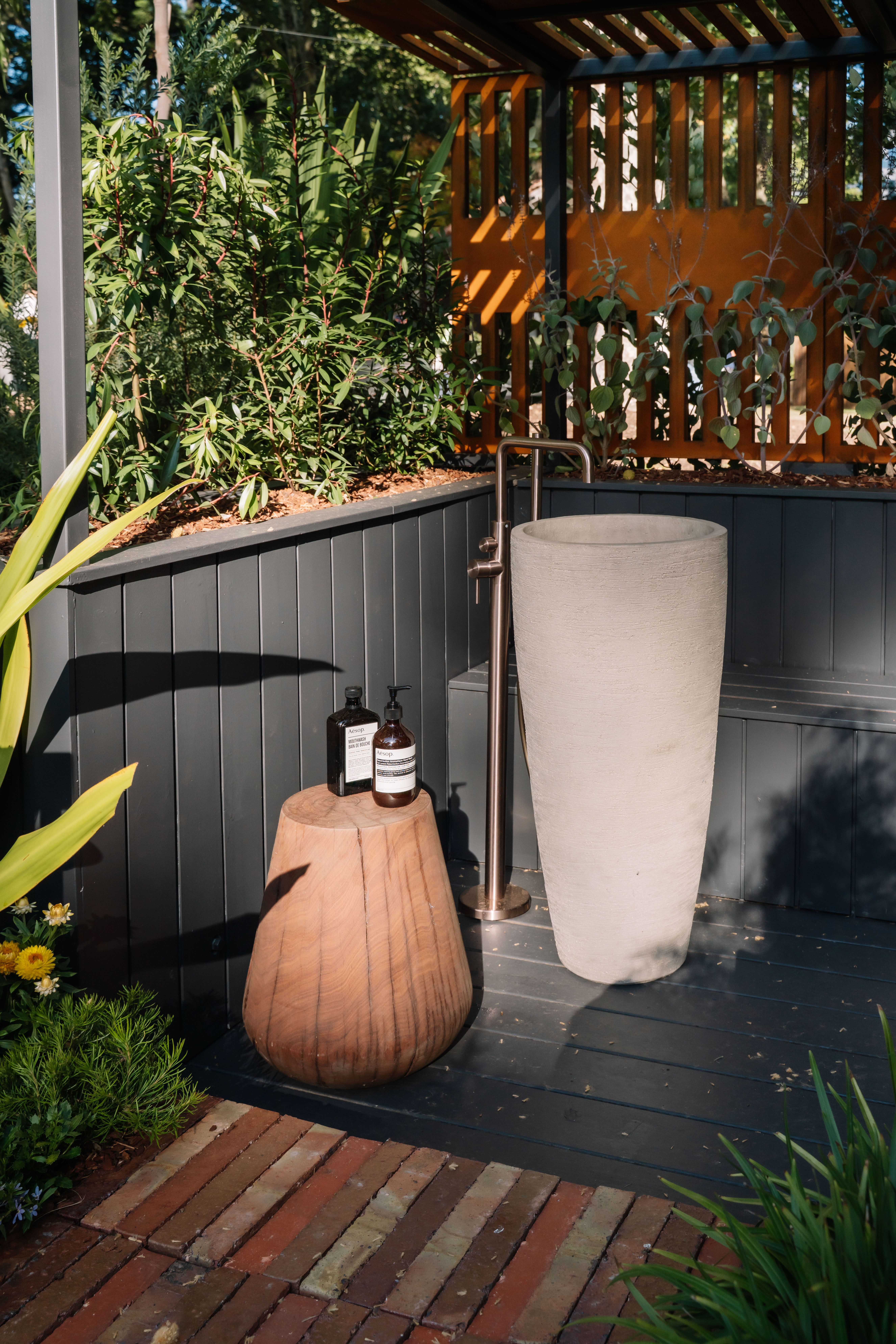 NR162203 A02 BZ lifestyle image