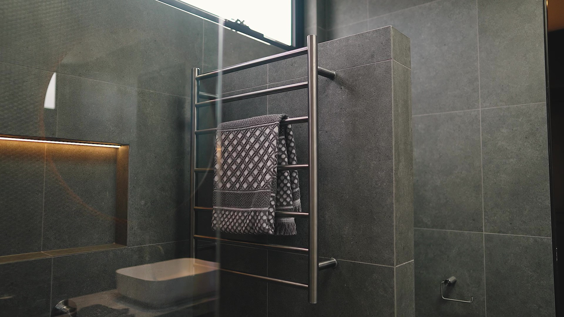 NR190002 HGR NR2586 GR lifestyle image