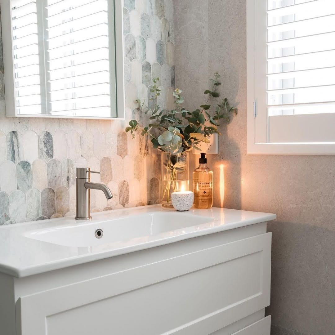 NR221901 BN lifestyle image 2