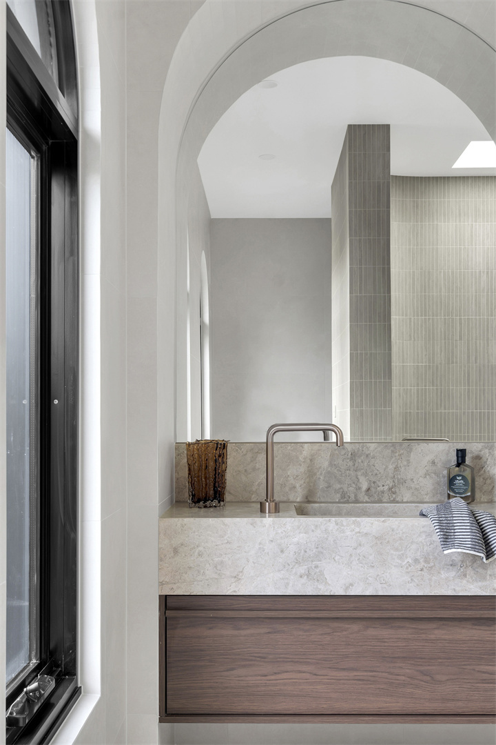 NR221901 CBZ lifestyle image 2