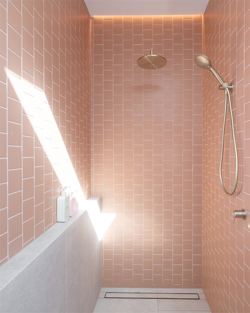 NR221905 BBG lifestyle image