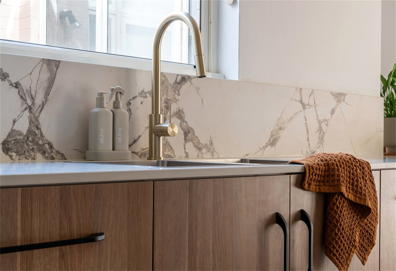 NR221908 BG lifestyle image