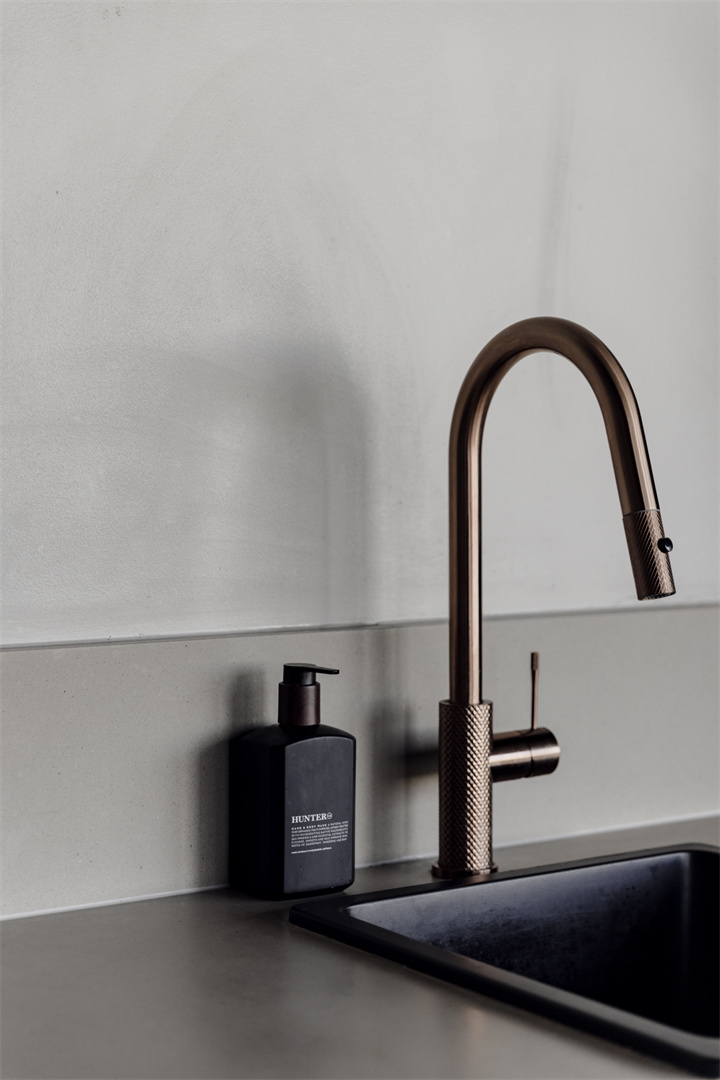 NR221908 BZ lifestyle image 2