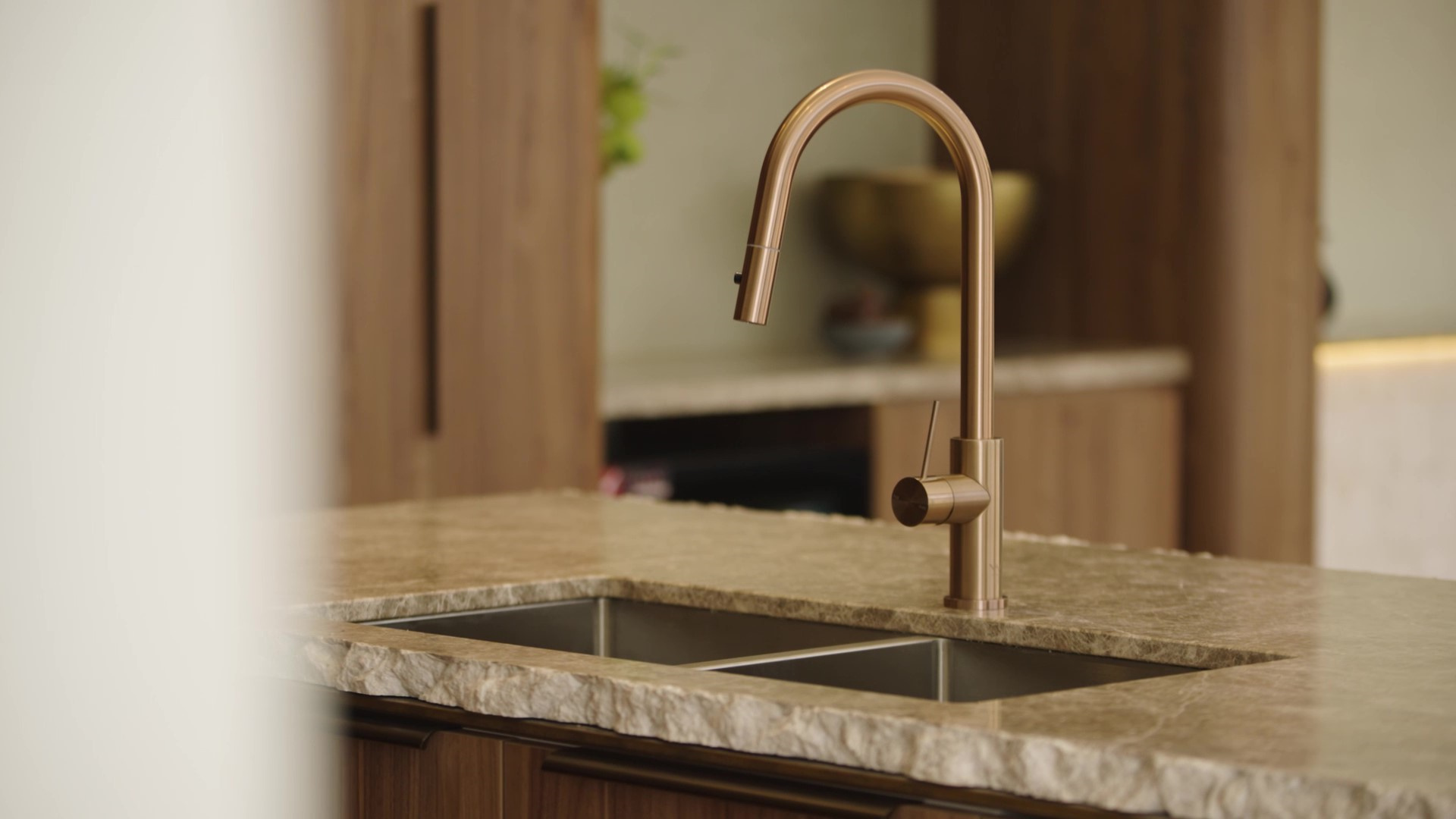 NR221908 BZ lifestyle image