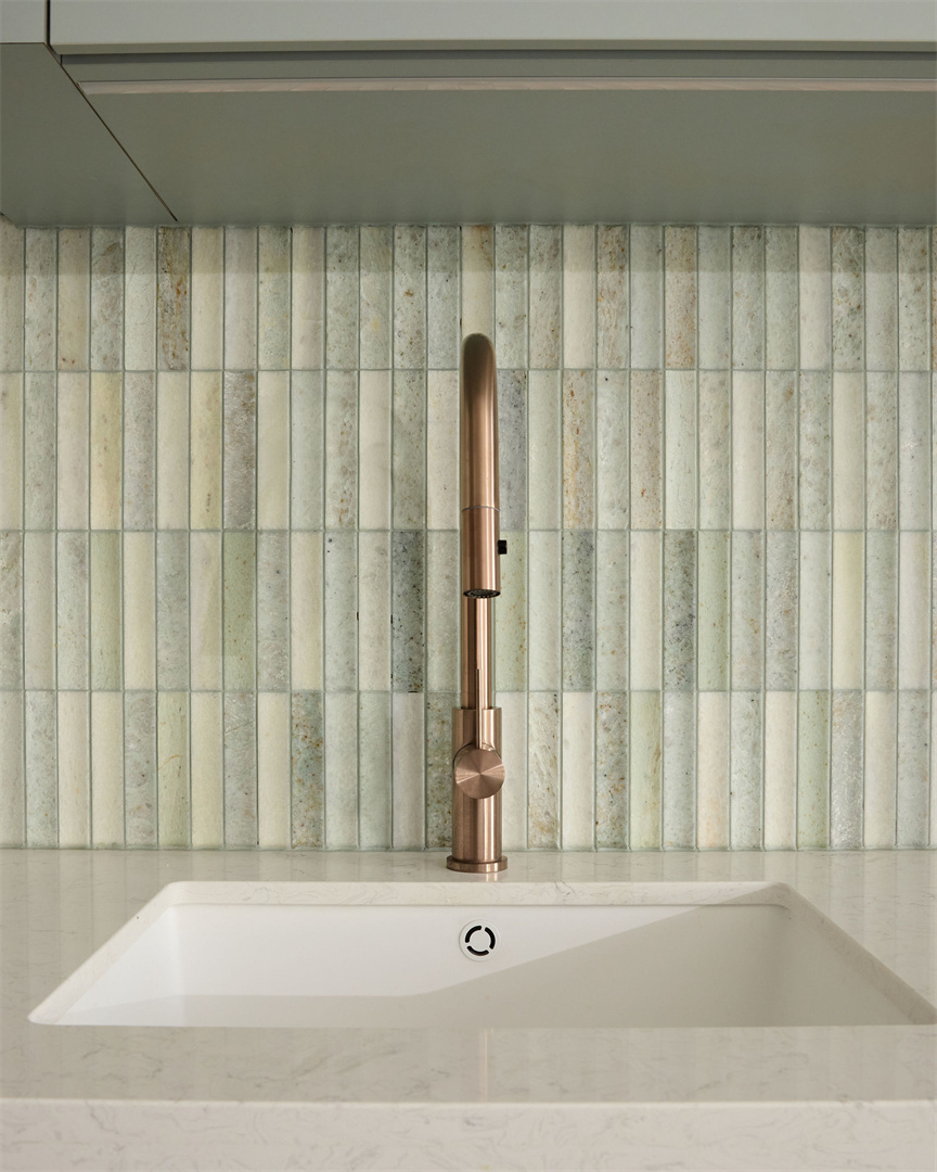 NR221908 BZ lifestyle image