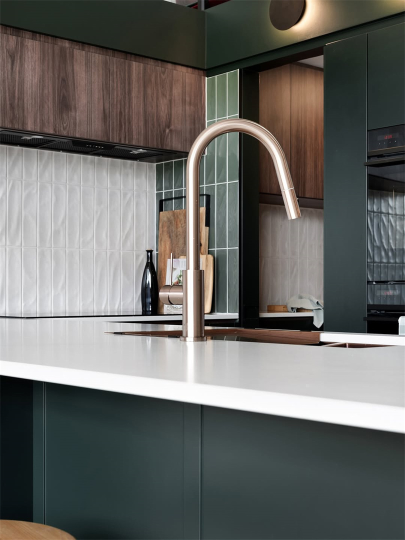 NR221908 BZ lifestyle image