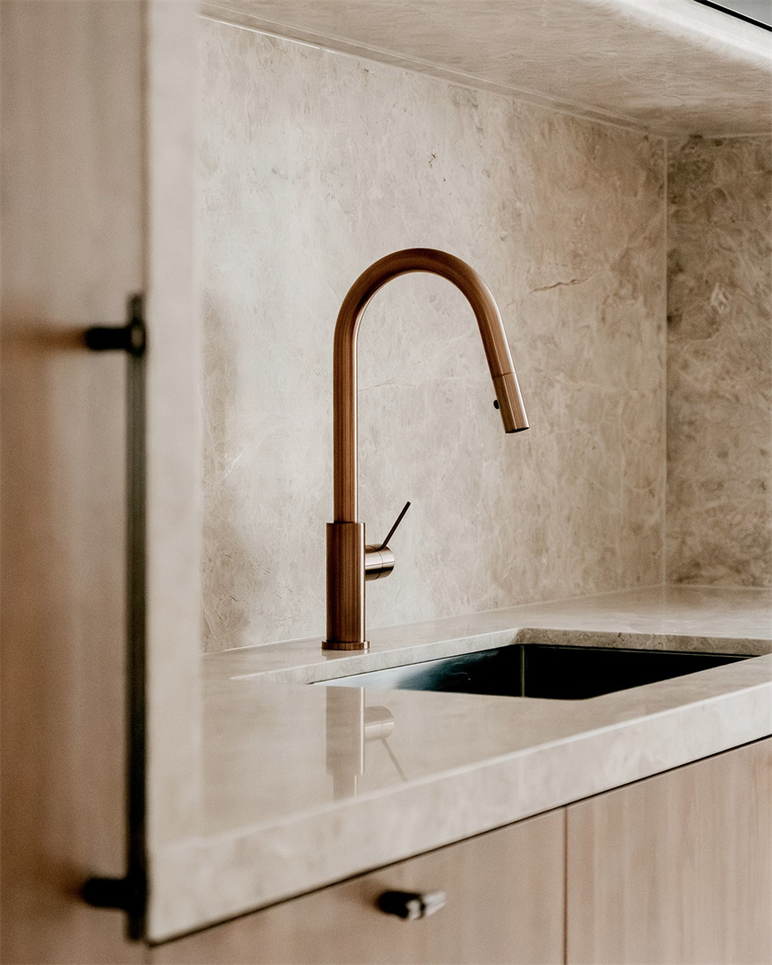 NR221908 BZ lifestyle image