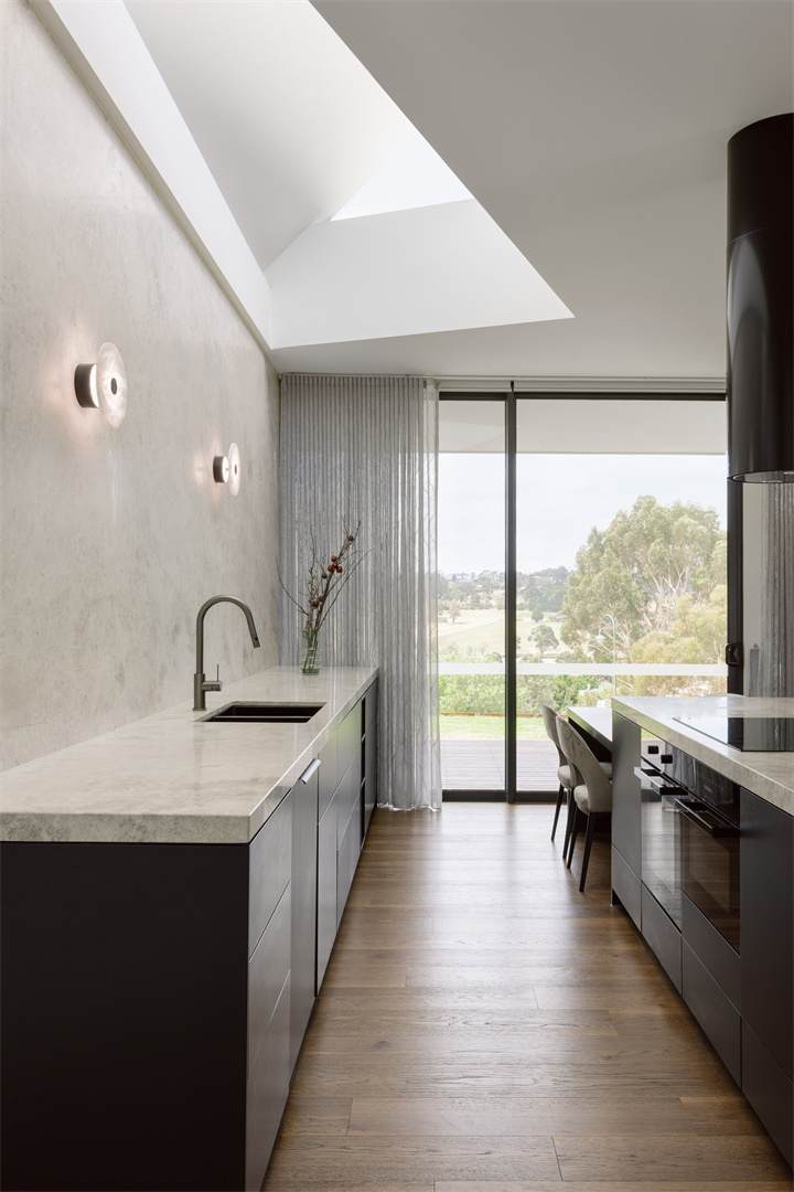 NR221908 GM lifestyle image