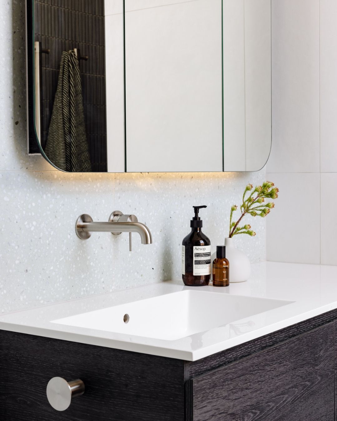 NR221910 CBN NR1982 ABN lifestyle image