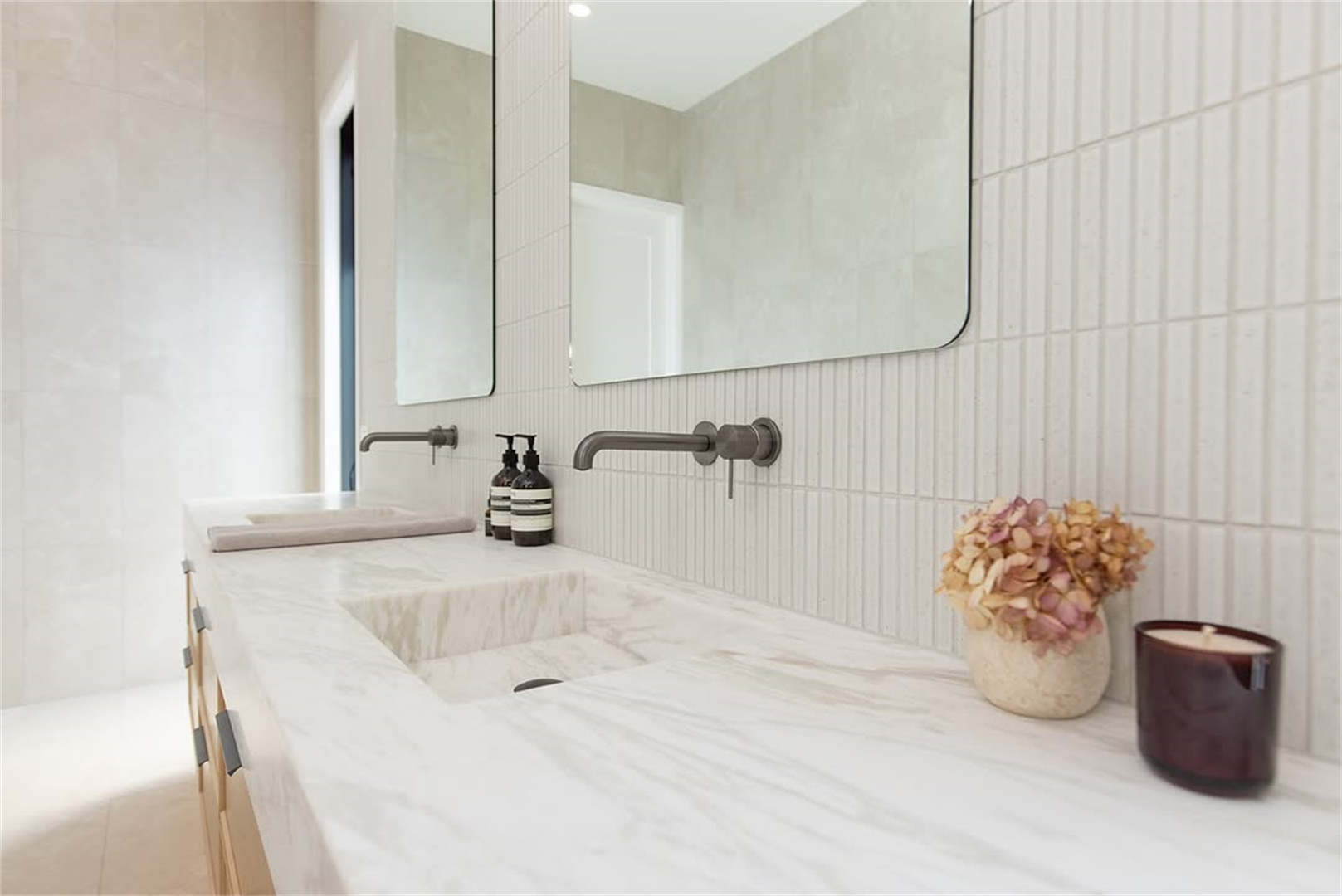 NR221910 CGM lifestyle image 2