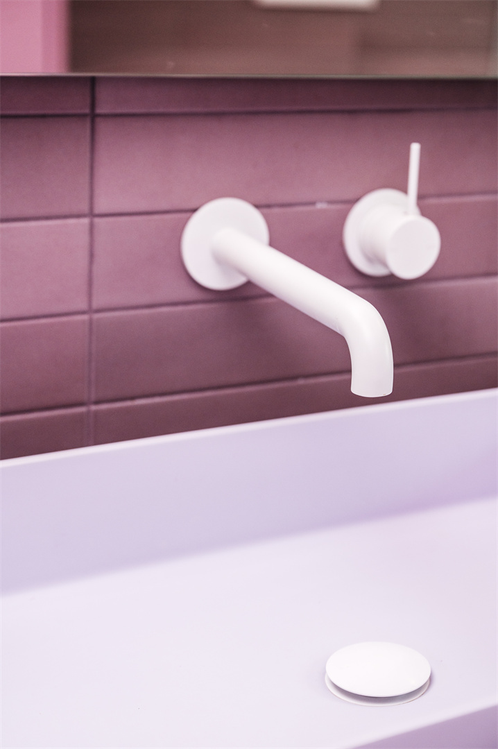 NR221910 DMW lifestyle image 2