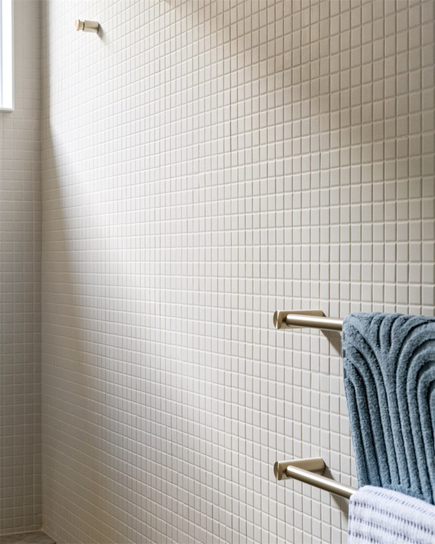 NR2382 BG lifestyle image