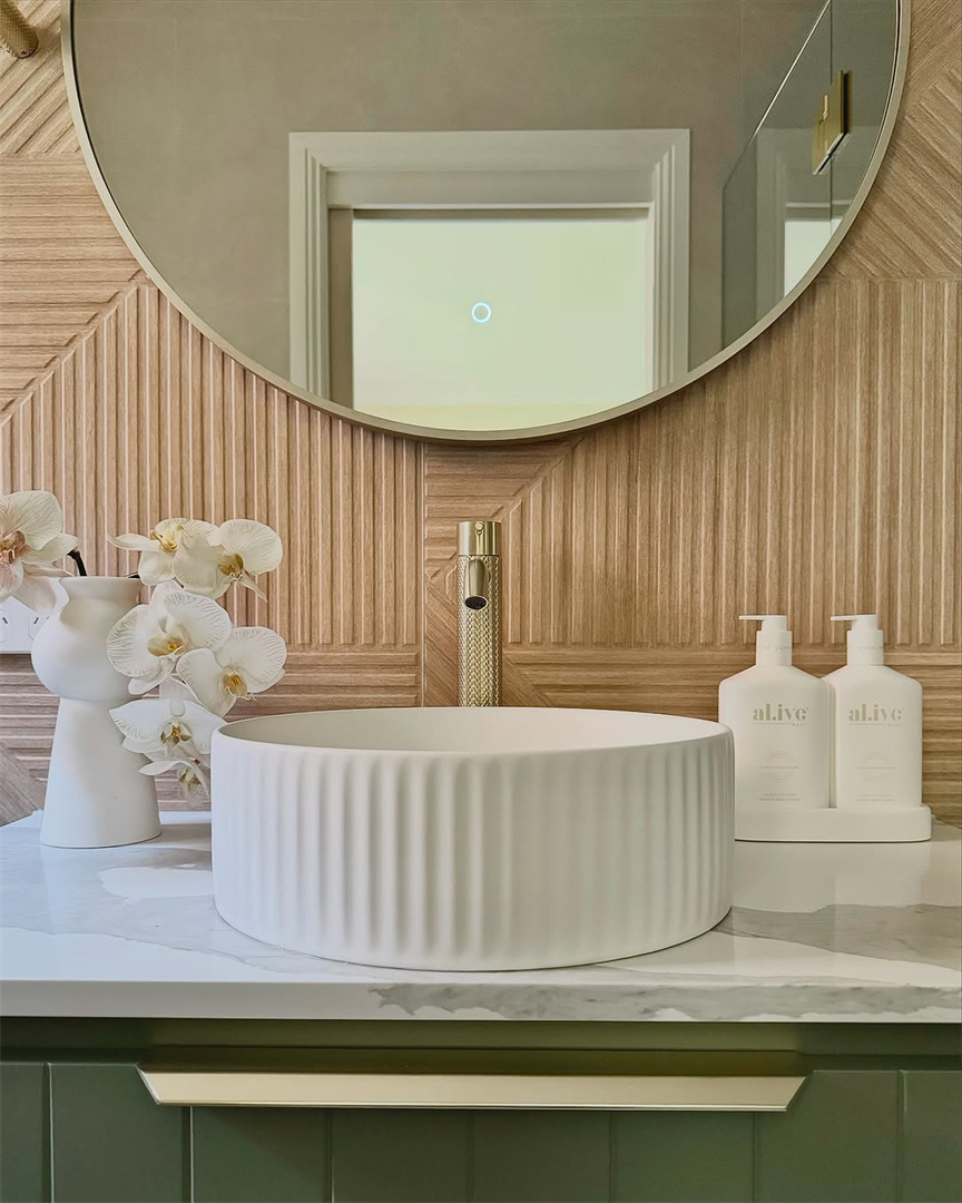 NR251901 ABG lifestyle image 2