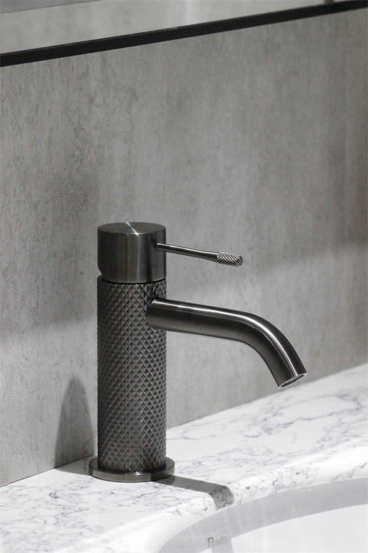 NR251901 GR lifestyle image 2