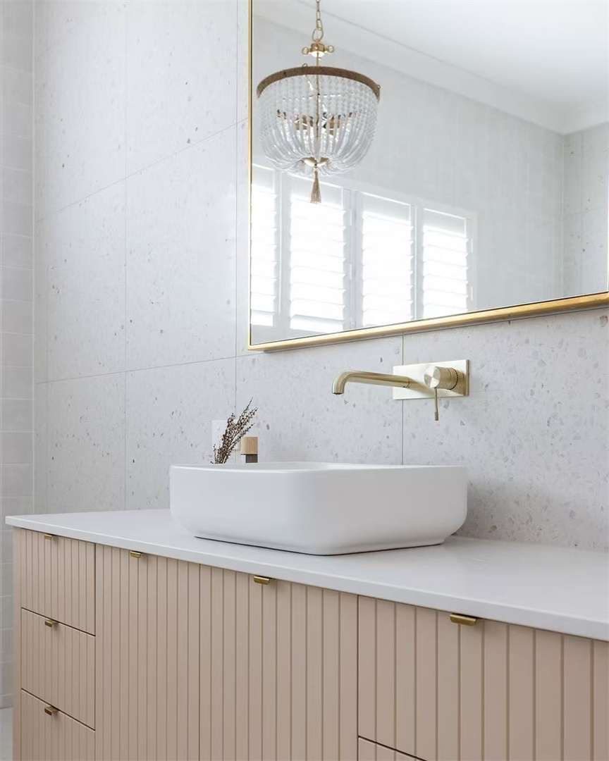 NR251907 ABG lifestyle image