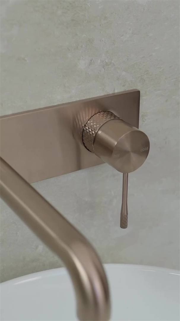 NR251907 ABZ lifestyle image 2