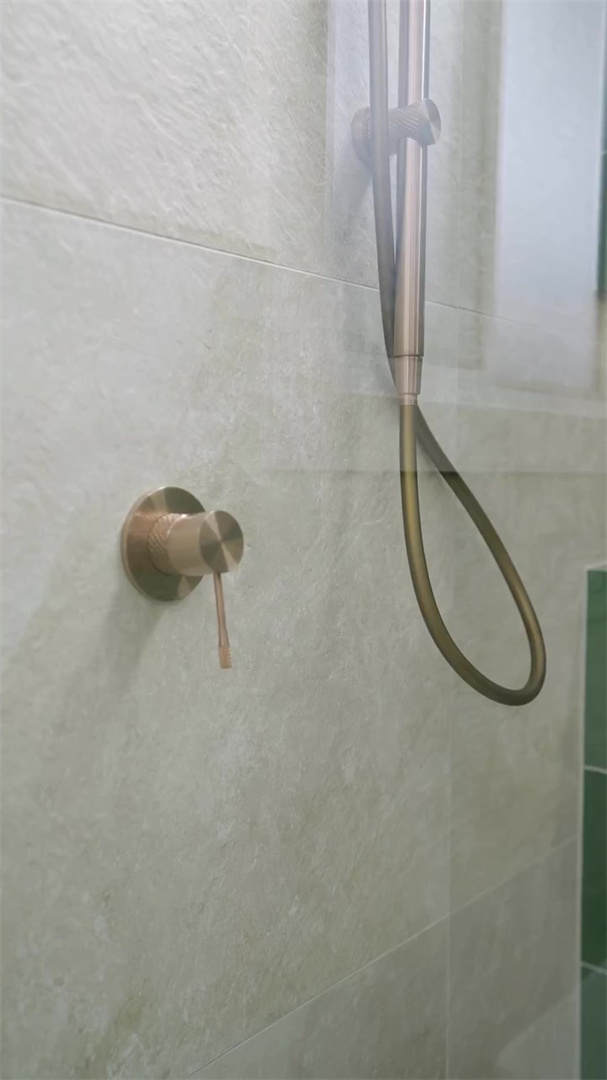 NR251909 BN lifestyle image