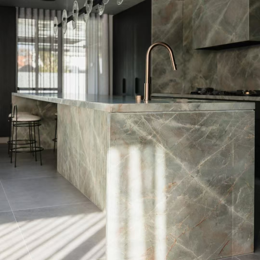 NR252008 BZ lifestyle image