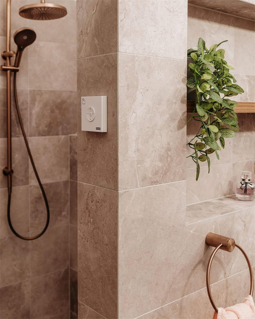 NR2580 ABZ lifestyle image