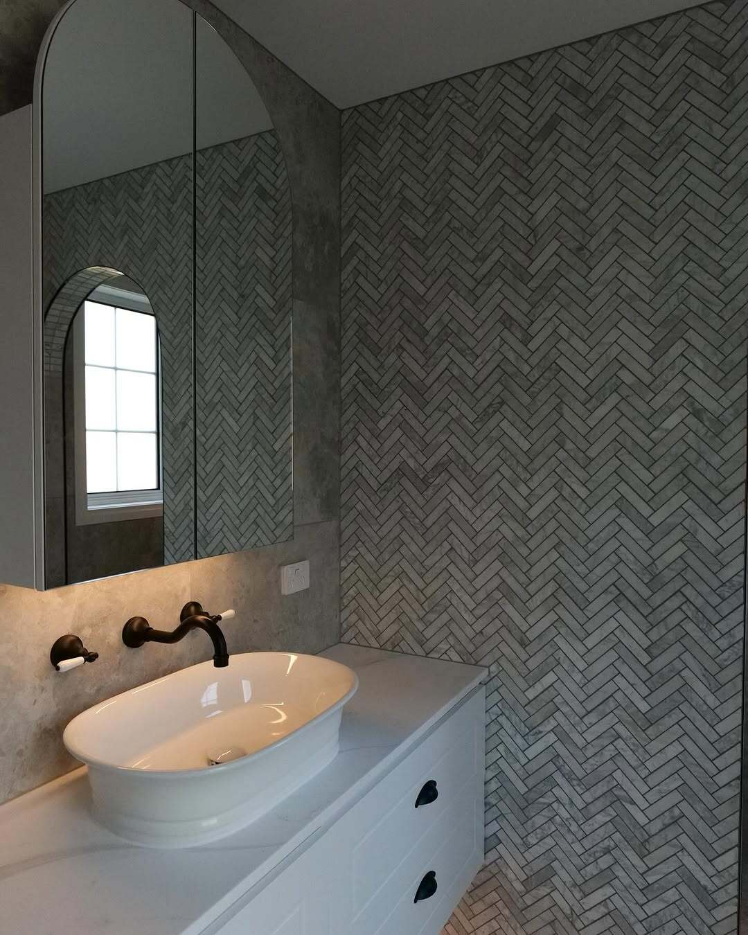 NR692107 A01 MB lifestyle image