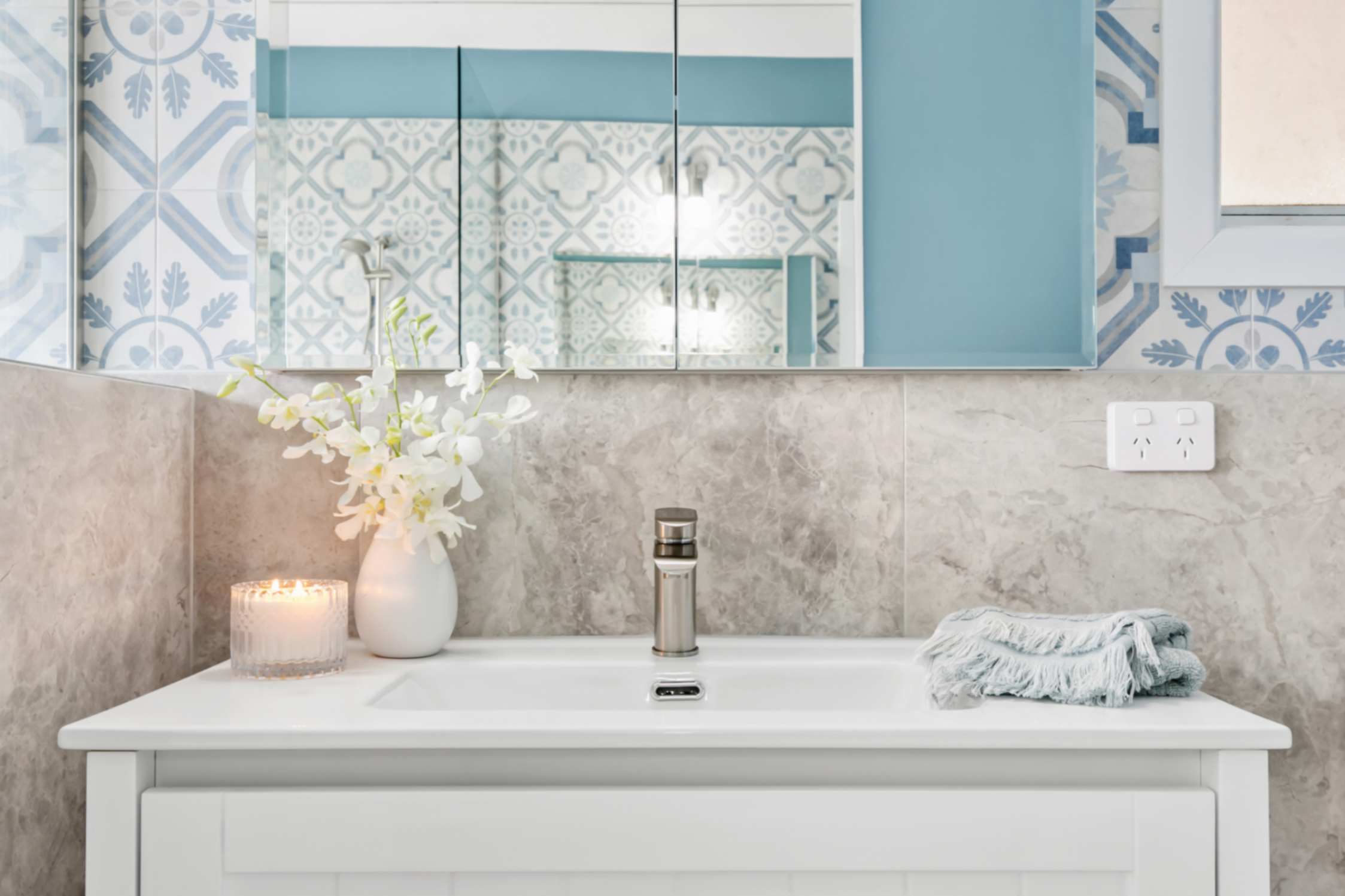 Coastal & Hamptons Bathroom Vanity Ideas – Light, Bright, and Breezy