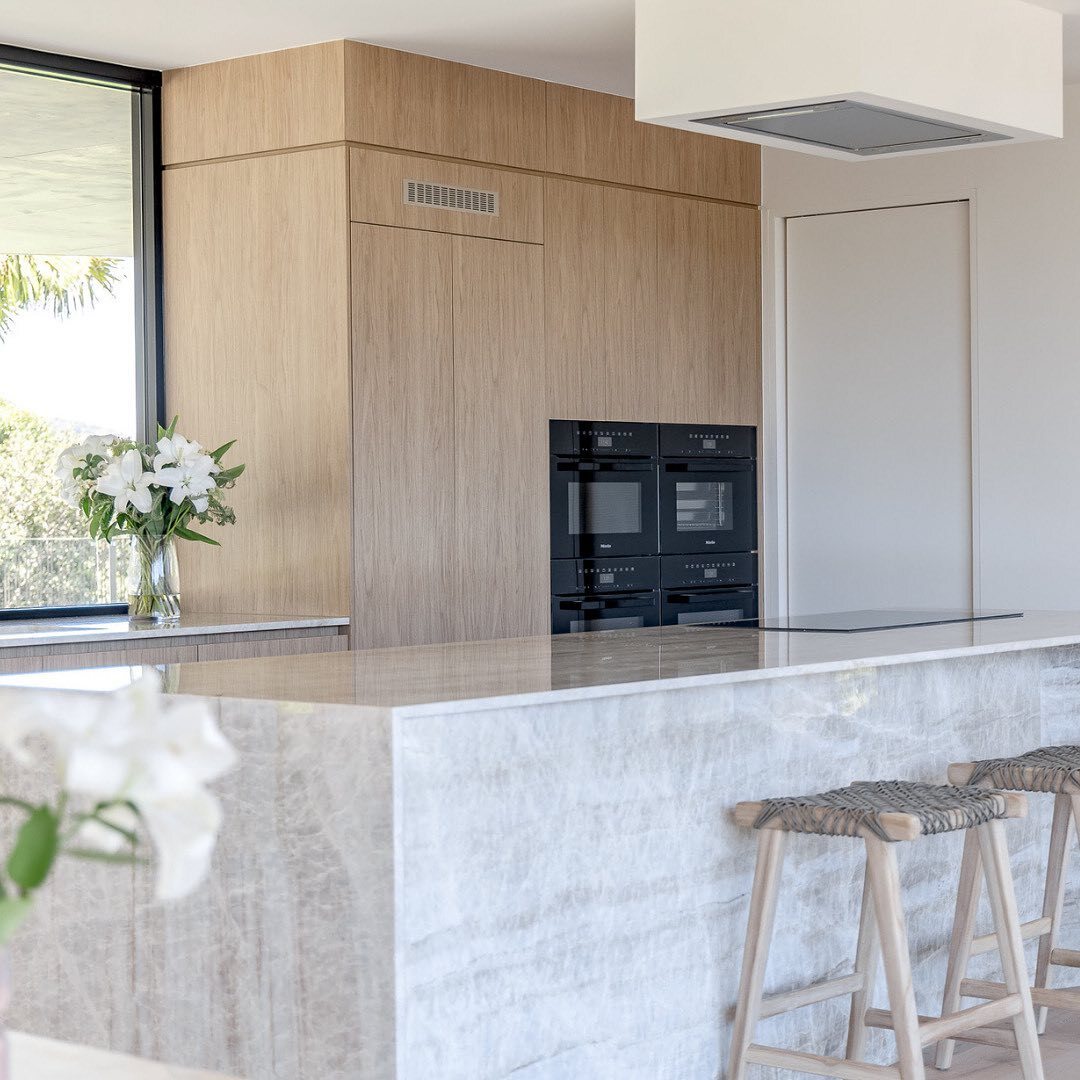 Dahlia Estate kitchen with natural stone kitchen island
