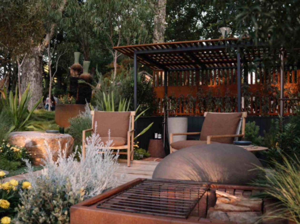 Multipurpose Outdoor Living Zones with Showers