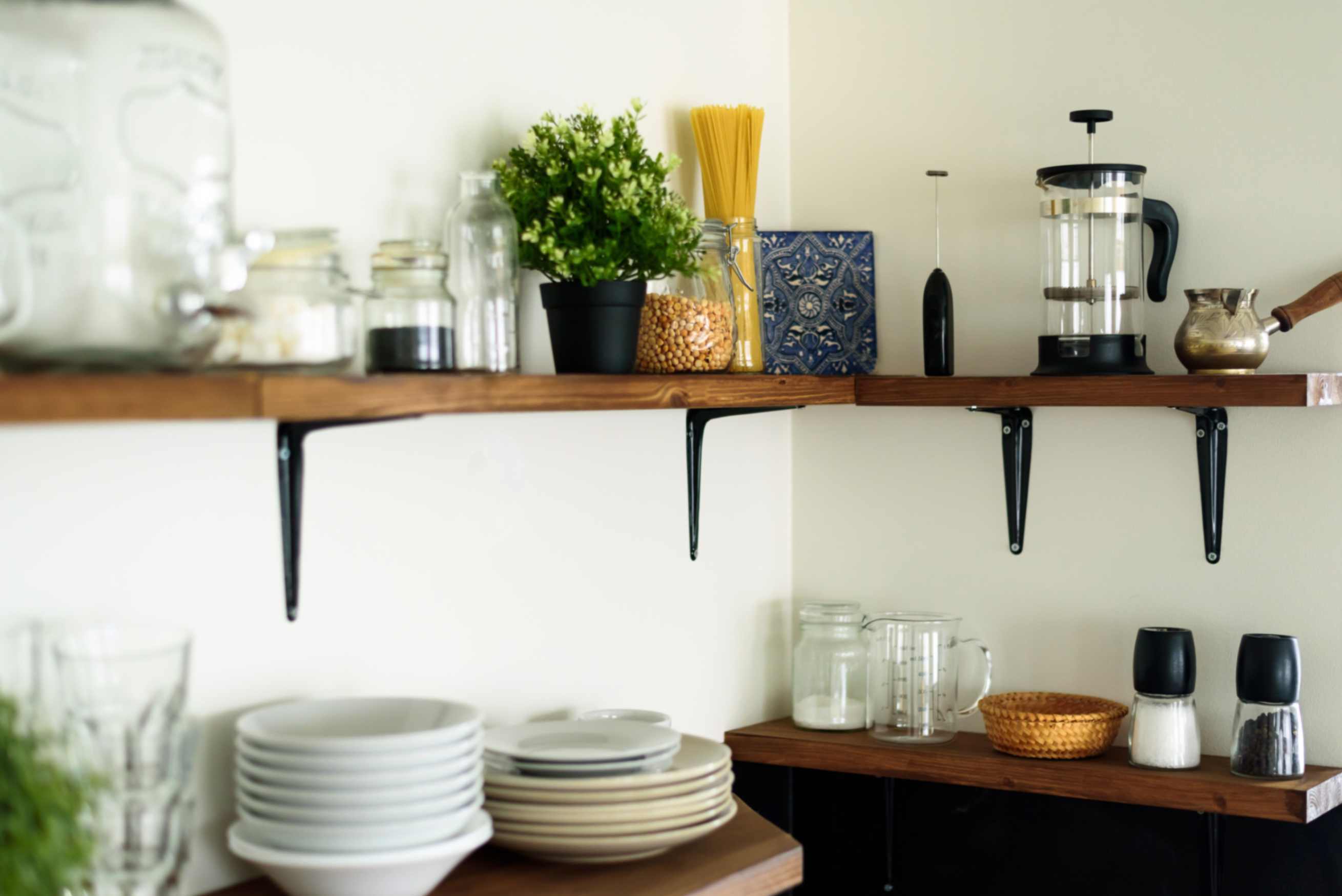 Open Shelving vs. Closed Cabinet: Hidden Cost in Maintenance & Cleaning