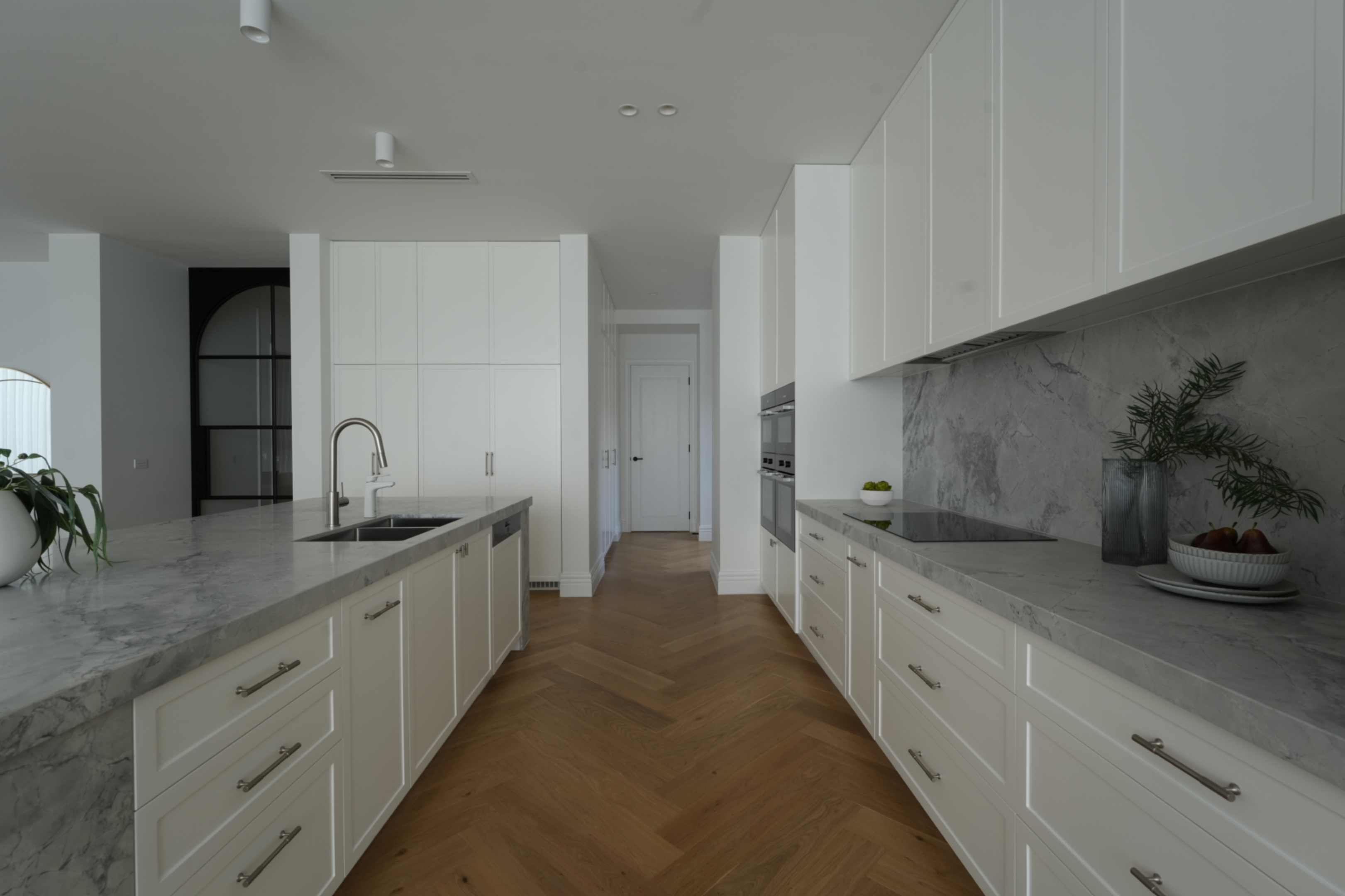 Open Shelving vs. Closed Cabinets Aesthetic Appeal: Style Showdown