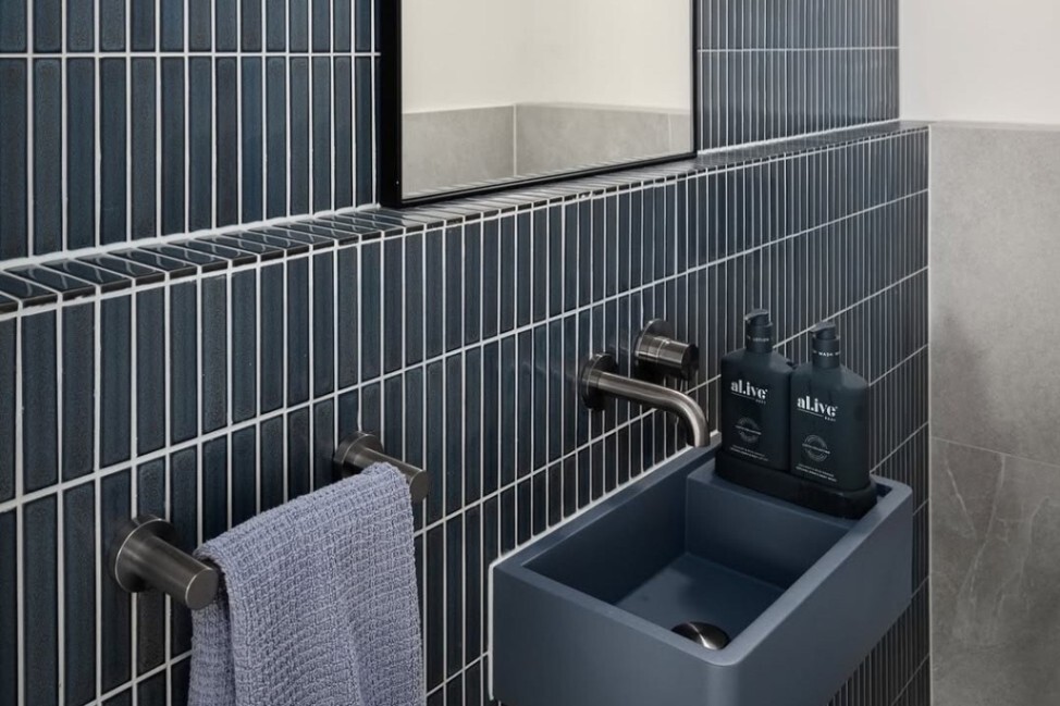 Statement Walls, Ceilings, and Tiles for Powder Room Drama